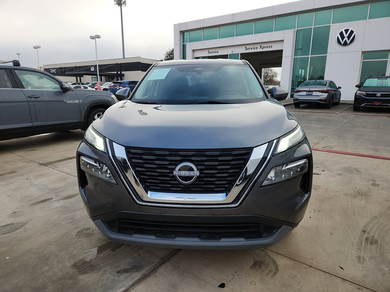 Used 2023 Nissan Rogue SV image 2