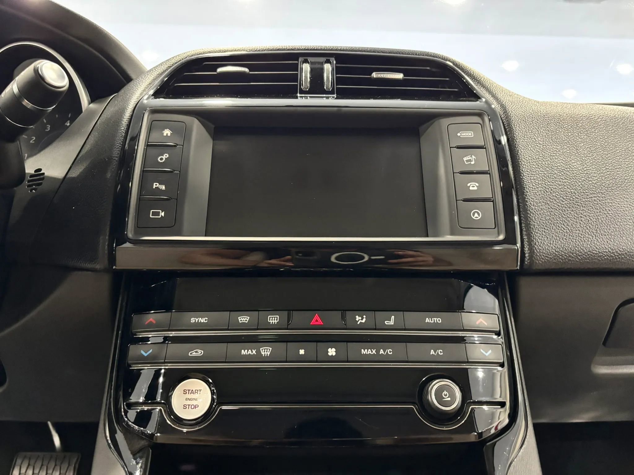 Used 2017 Jaguar XE Premium image 29