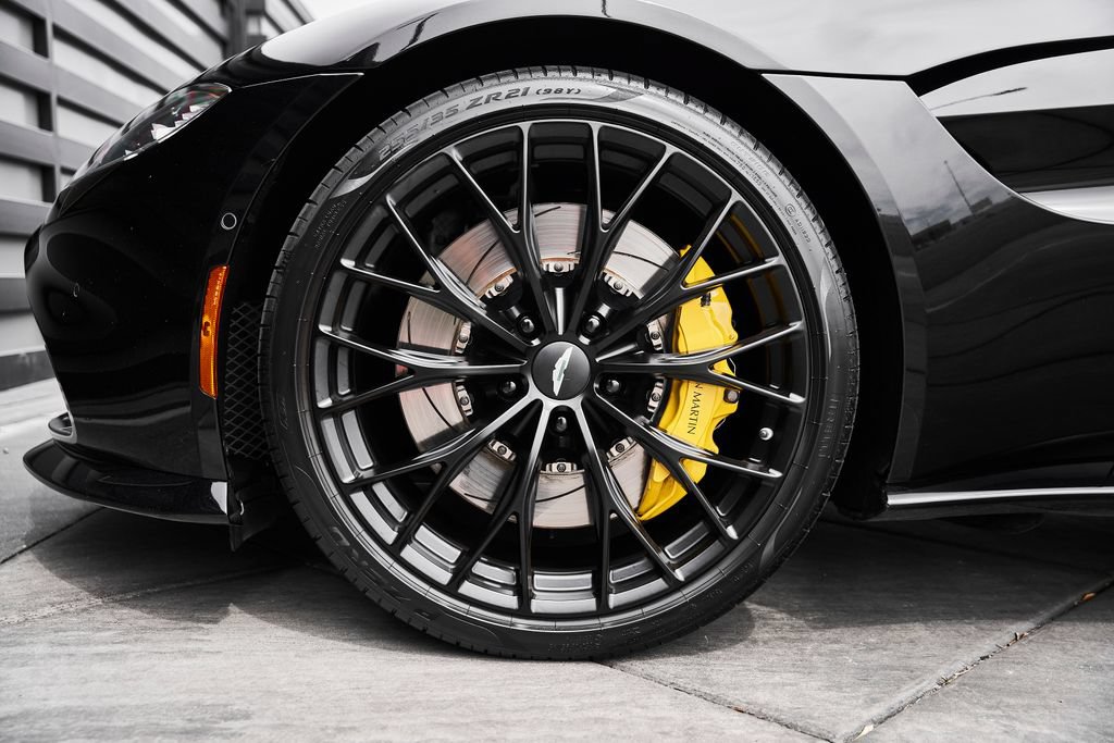 Used 2023 Aston Martin V8 Vantage Coupe RWD image 3