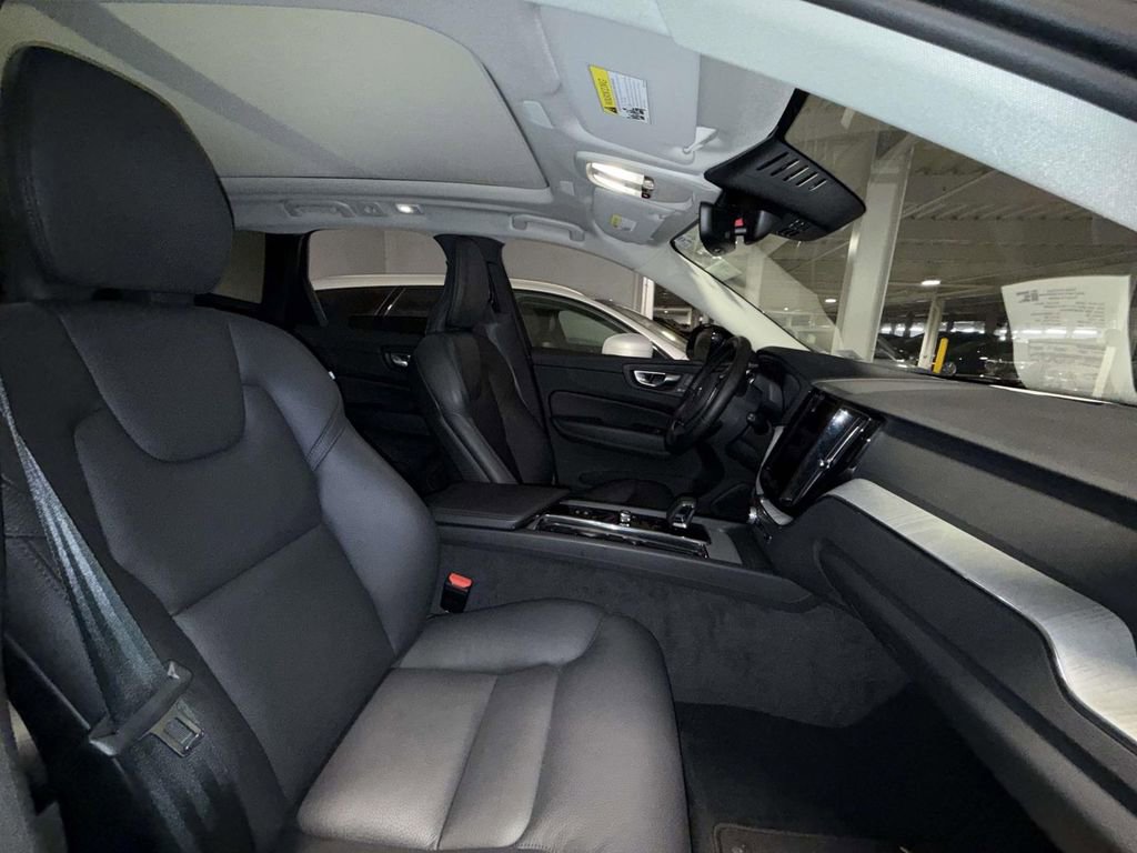 Used 2025 Volvo XC60 B5 Plus image 6
