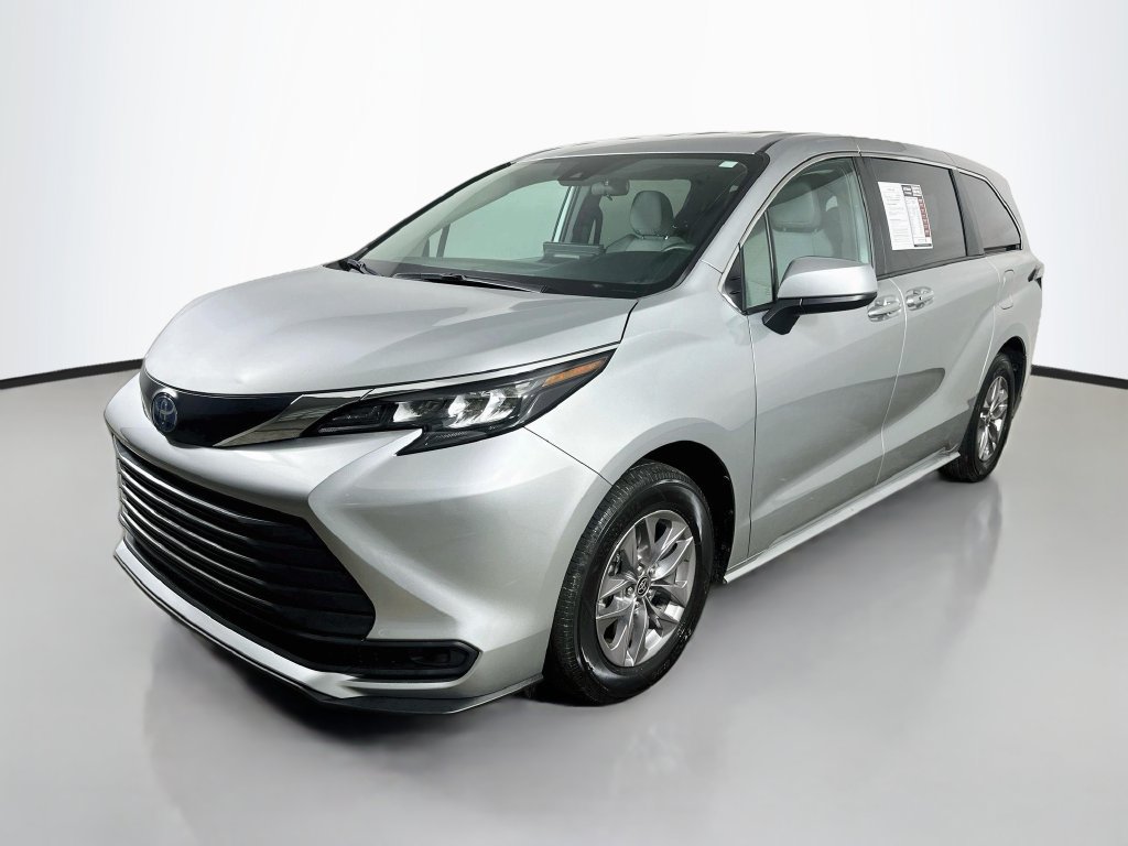 Used 2025 Toyota Sienna LE FWD image 3