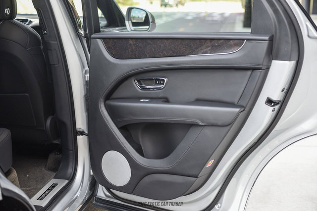 Used 2021 Bentley Bentayga AWD/4WD image 29