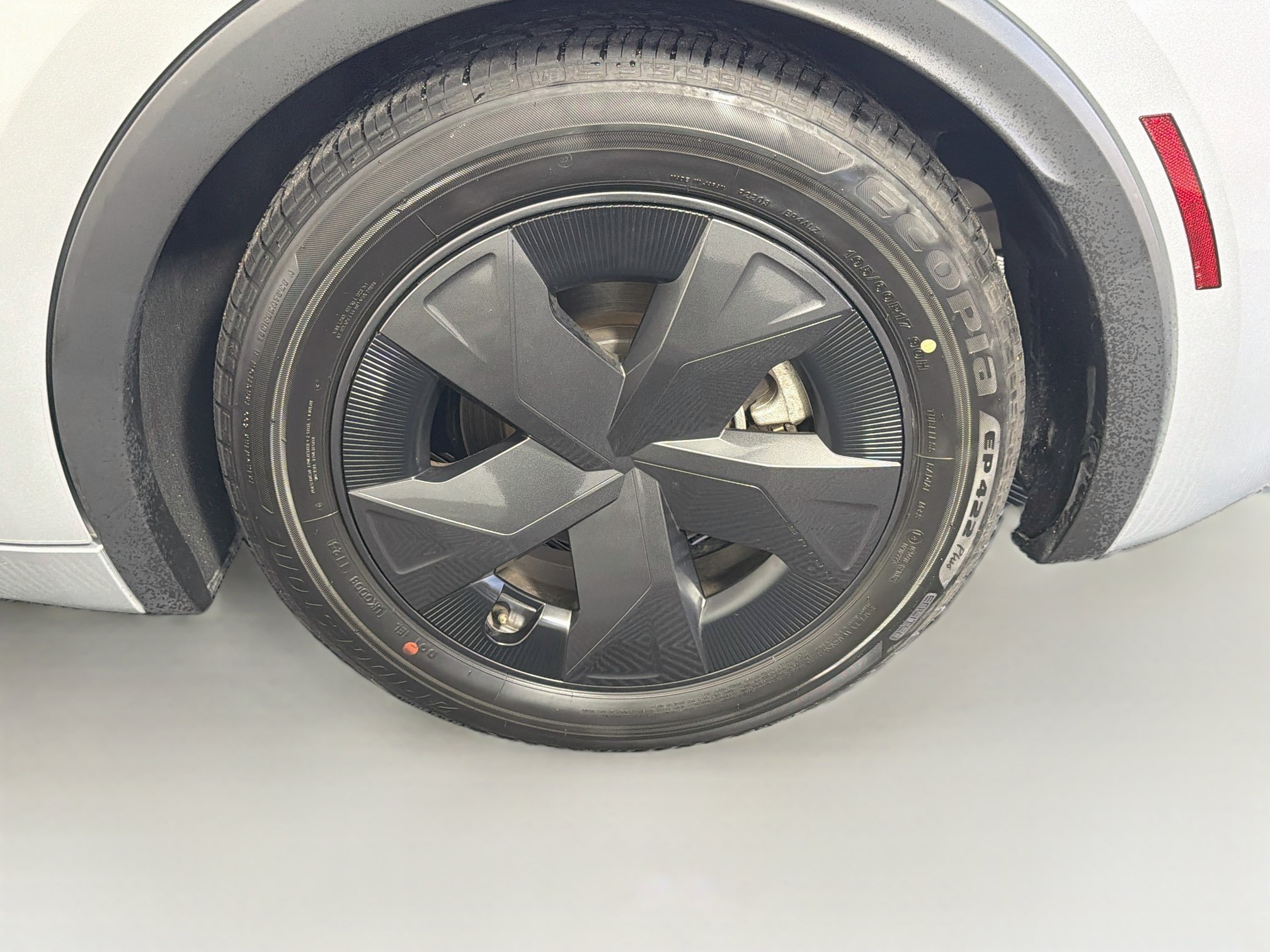 Used 2025 Toyota Prius LE FWD image 11