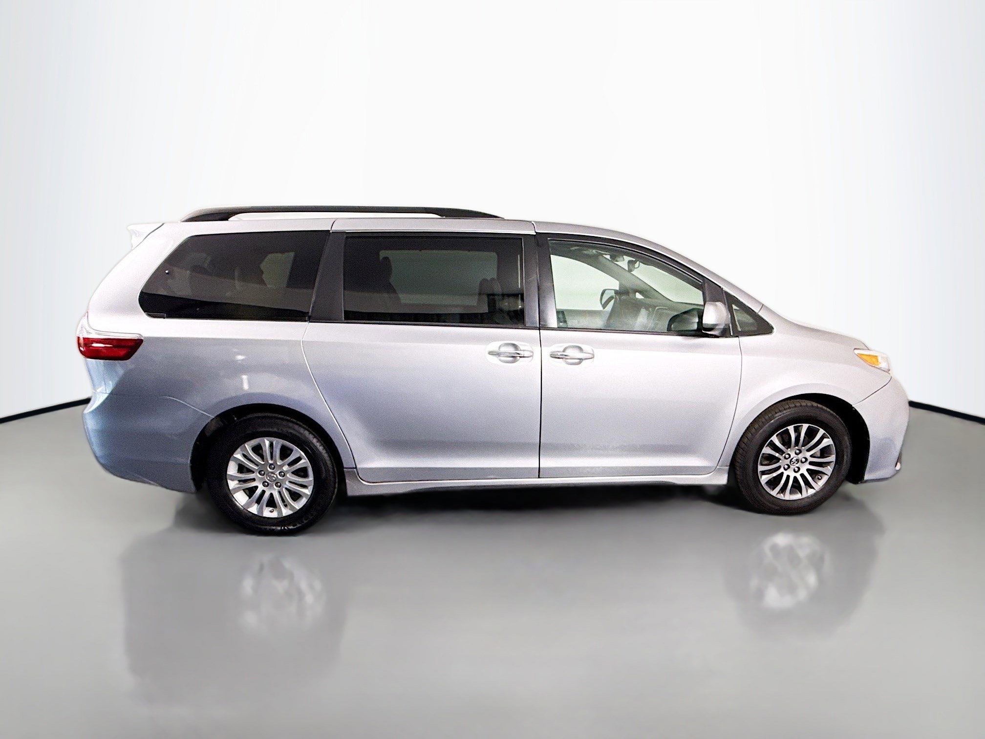 Used 2020 Toyota Sienna XLE FWD image 11