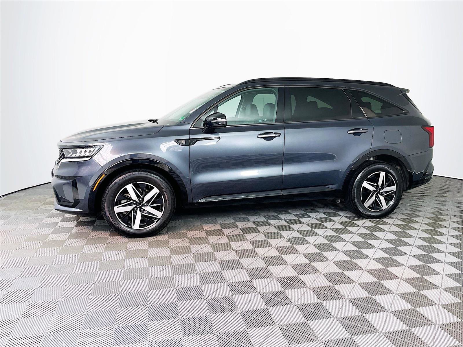 Used 2023 Kia Sorento S w/ Panoramic Sunroof Package image 4