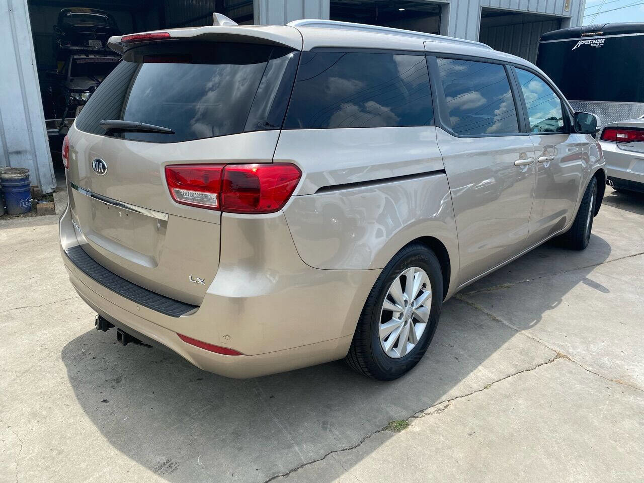 Used 2017 Kia Sedona LX w/ LX Essentials Premium Package FWD image 4