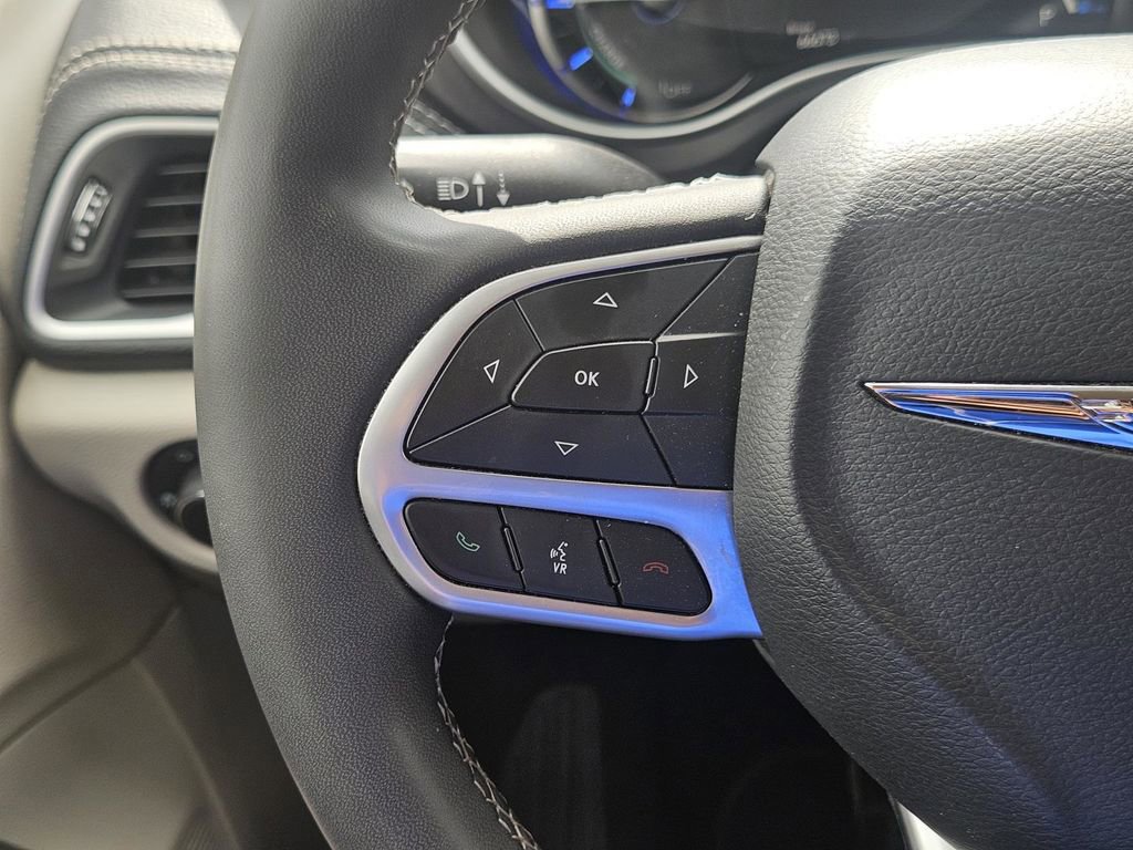 Used 2024 Chrysler Pacifica Select image 15