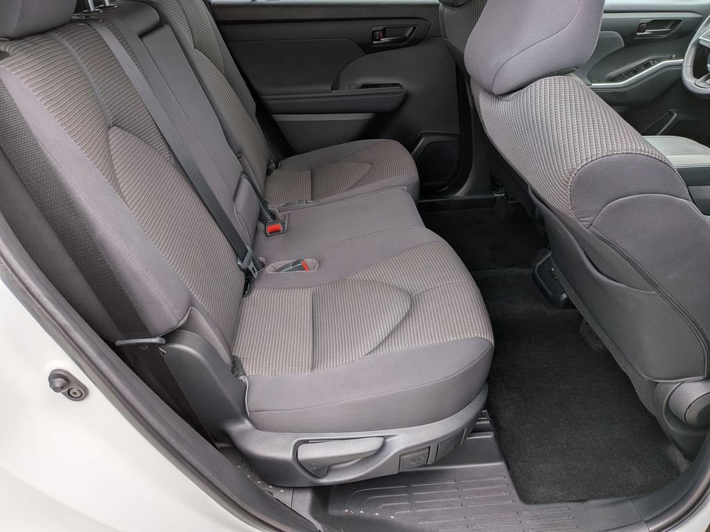 Used 2023 Toyota Highlander LE FWD image 17