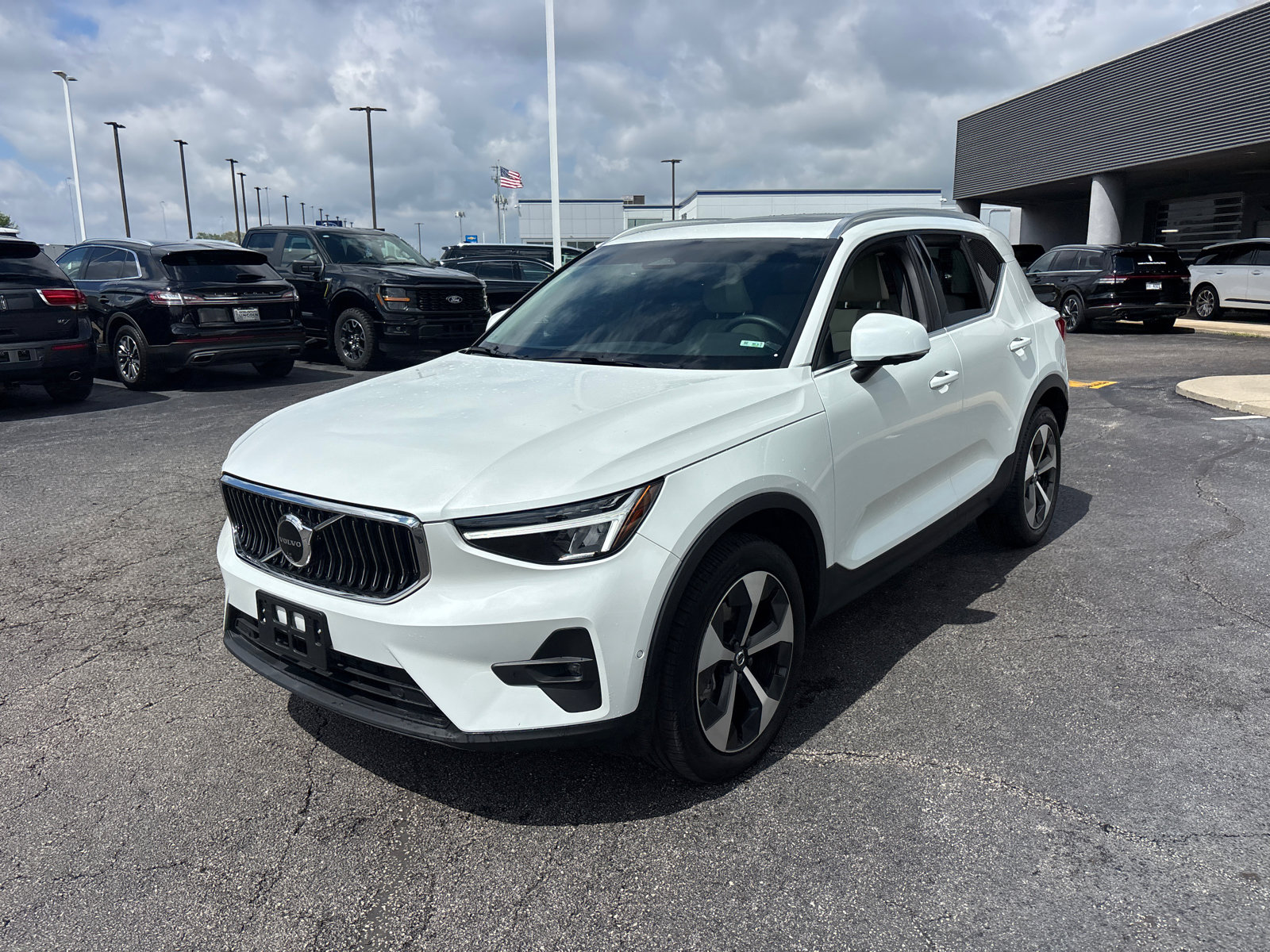 Used 2024 Volvo XC40 B5 Plus w/ Climate Package AWD/4WD image 3