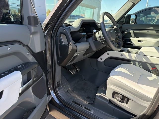 Used 2025 Land Rover Defender 110 V8 AWD/4WD image 8