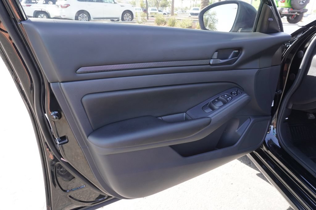 Used 2025 Nissan Altima 2.5 S FWD image 14