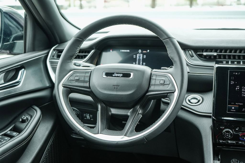 Used 2025 Jeep Grand Cherokee Altitude AWD/4WD image 16