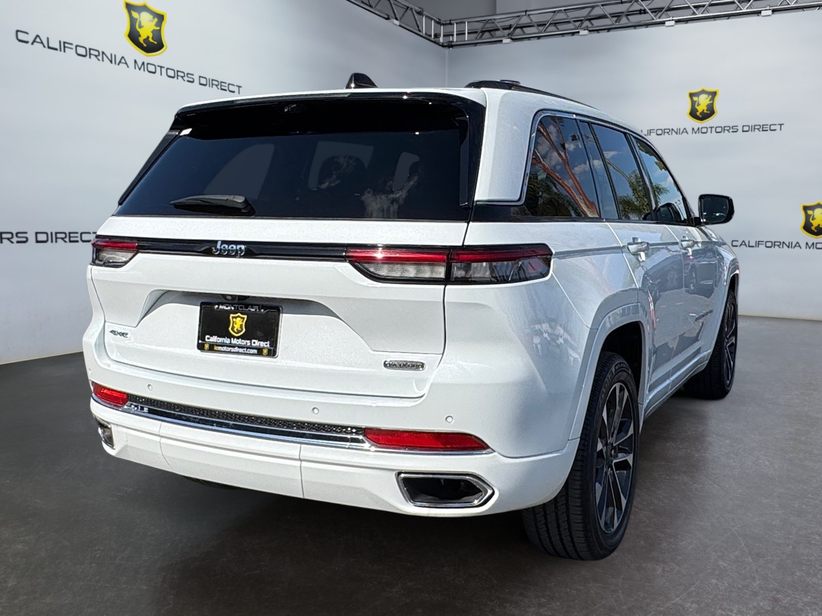 Used 2023 Jeep Grand Cherokee Overland w/ Advanced Protech Group III AWD/4WD image 5