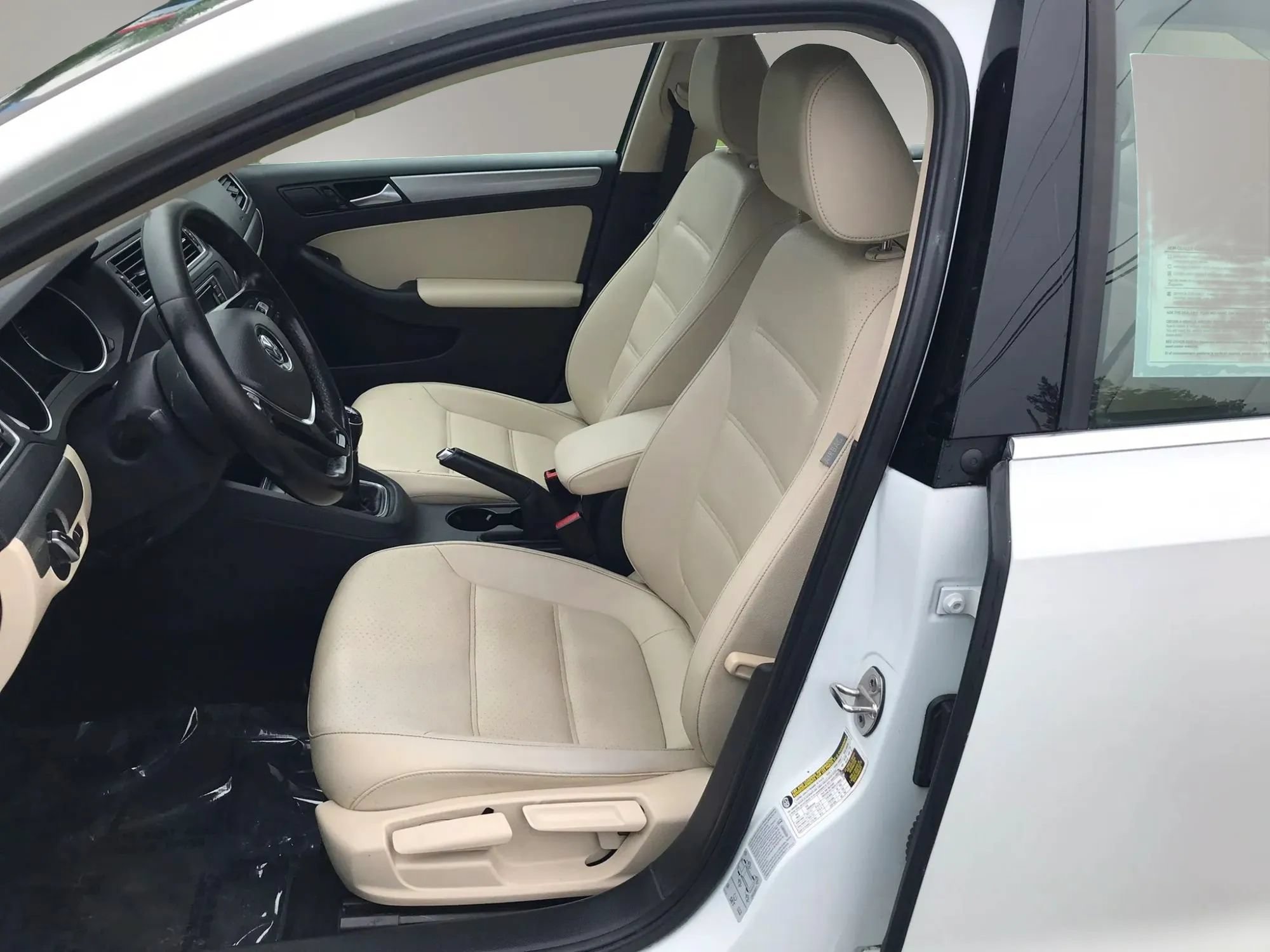 Used 2017 Volkswagen Jetta SE FWD image 2