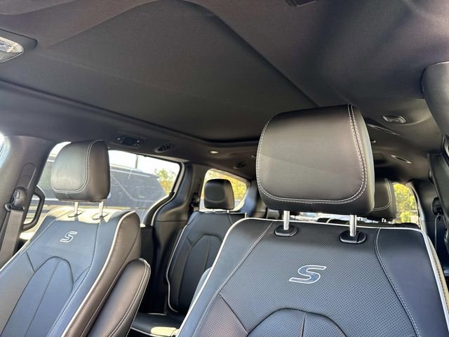 New 2026 Chrysler Pacifica Limited image 12