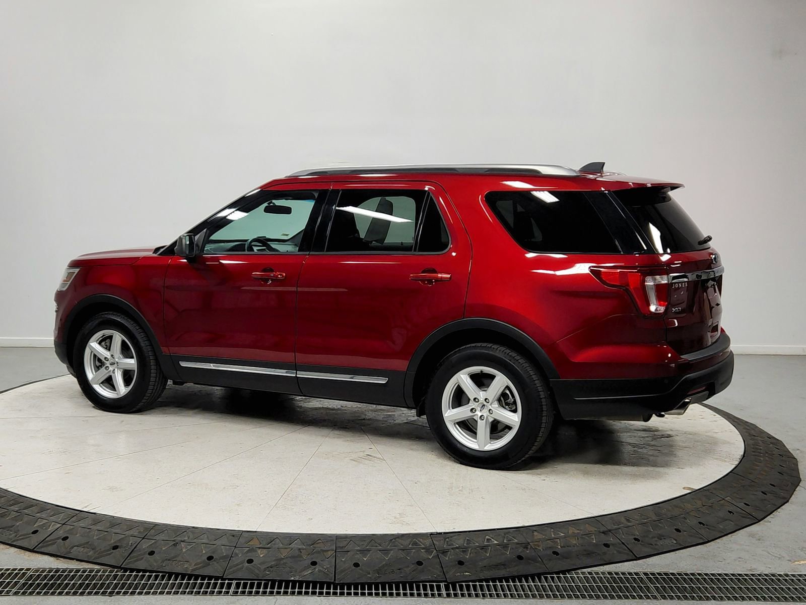 Used 2018 Ford Explorer XLT image 5