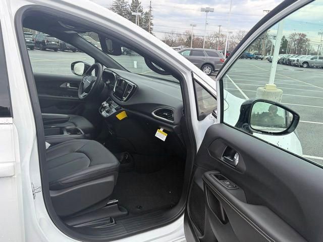 New 2026 Chrysler Voyager LX image 25