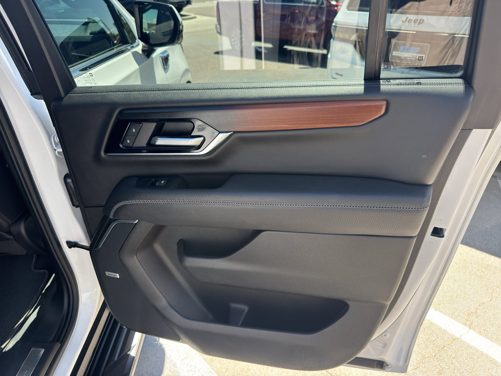 Used 2025 GMC Yukon XL Denali AWD/4WD image 11