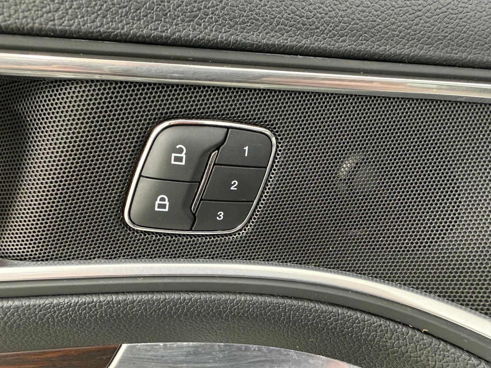 Used 2018 Ford Explorer Limited w/ Equipment Group 301A AWD/4WD image 15