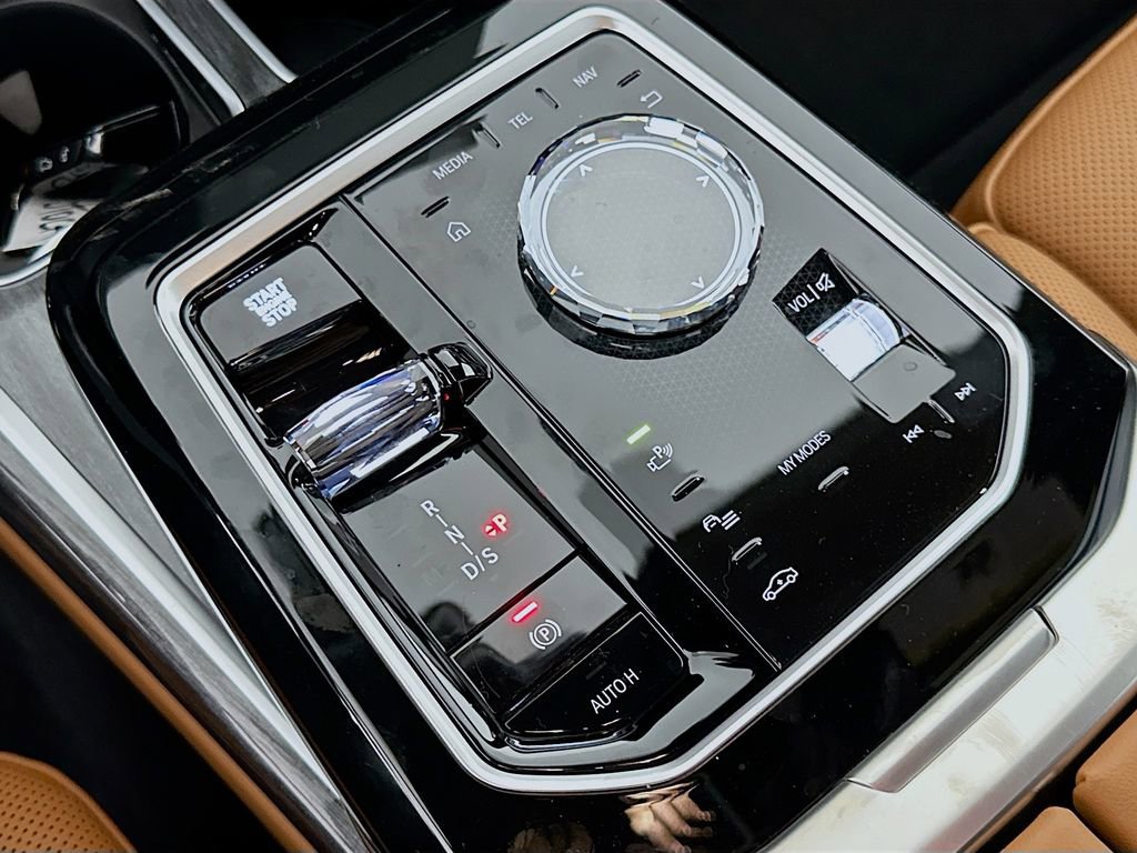 Used 2025 BMW 740i w/ Premium Package RWD image 15