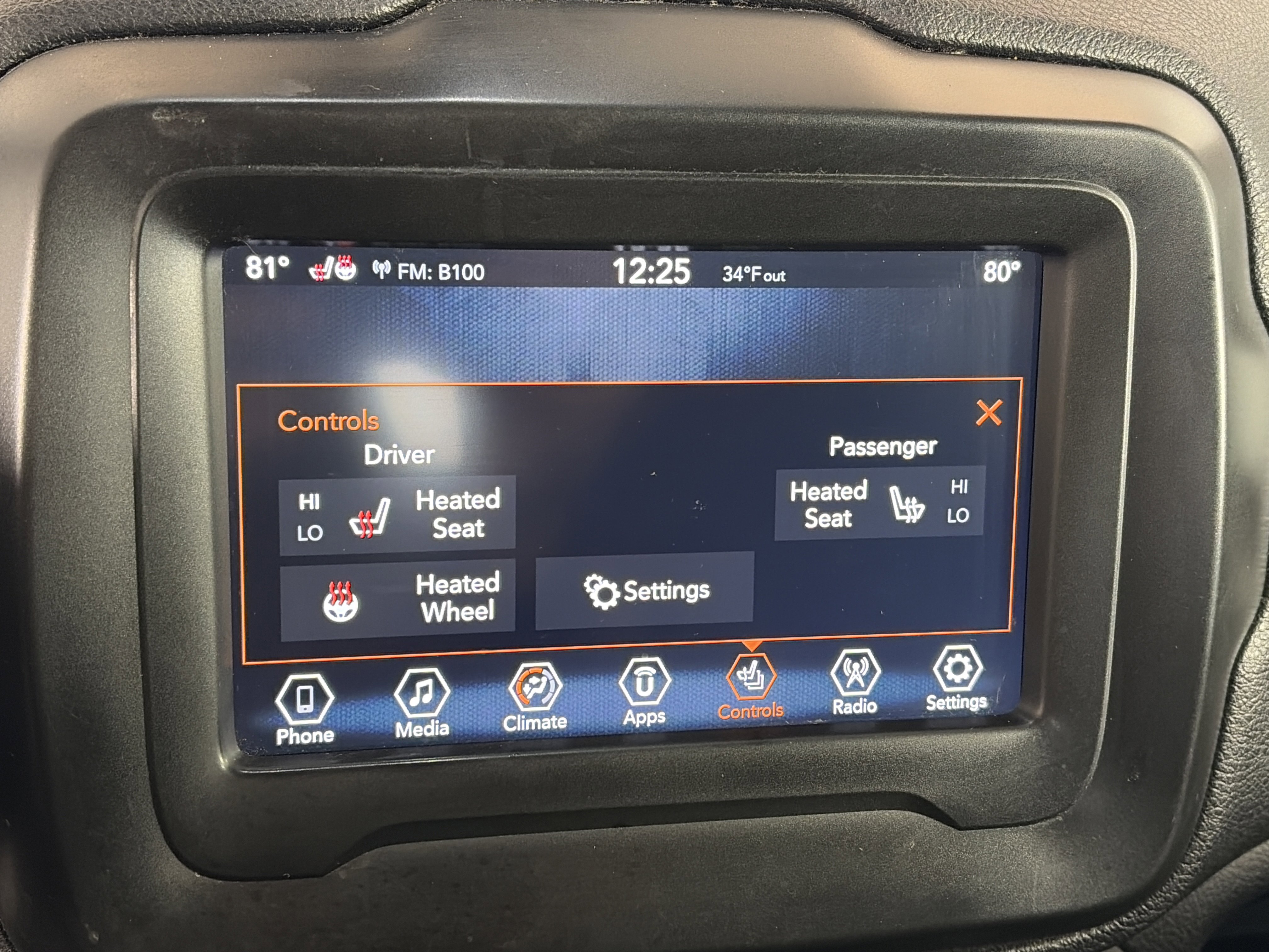 Used 2018 Jeep Renegade Latitude w/ Cold Weather Group image 20