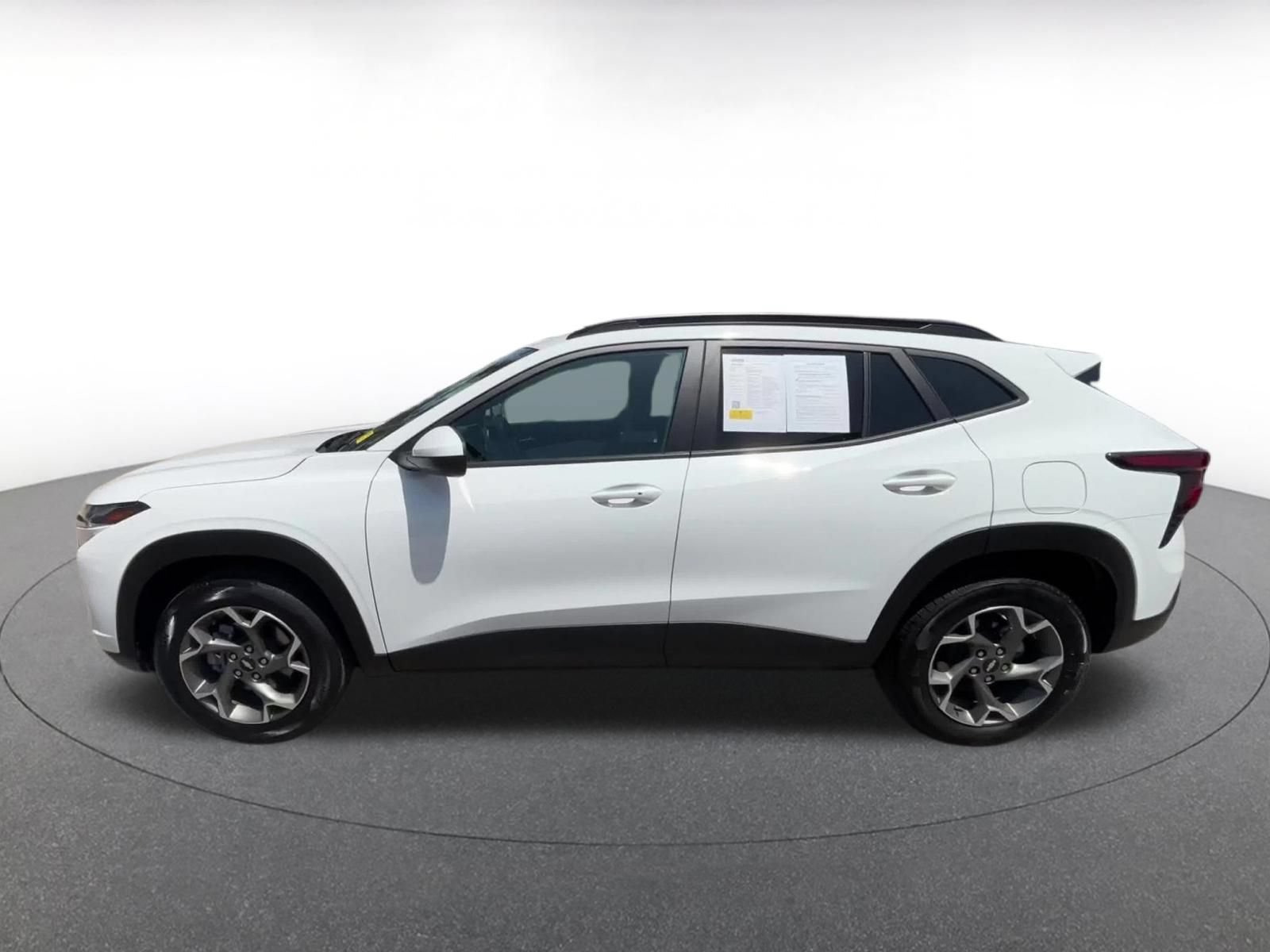 Used 2025 Chevrolet Trax LT w/ LT Convenience Package FWD image 8