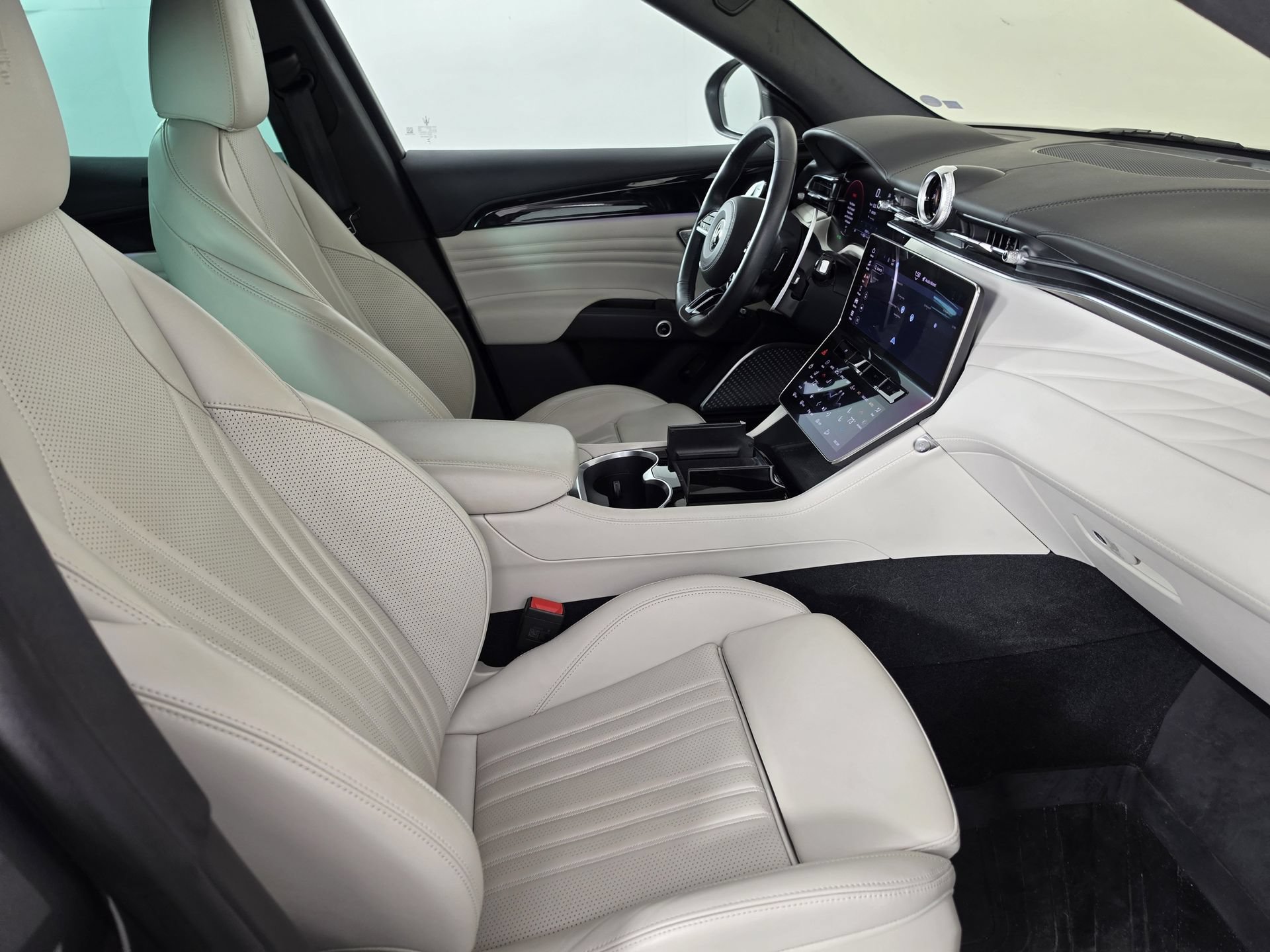 Used 2023 Maserati Grecale Modena AWD/4WD image 29