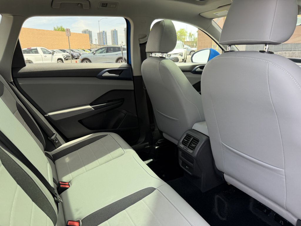 Used 2024 Volkswagen Taos SE w/ Panoramic Sunroof Package FWD image 36