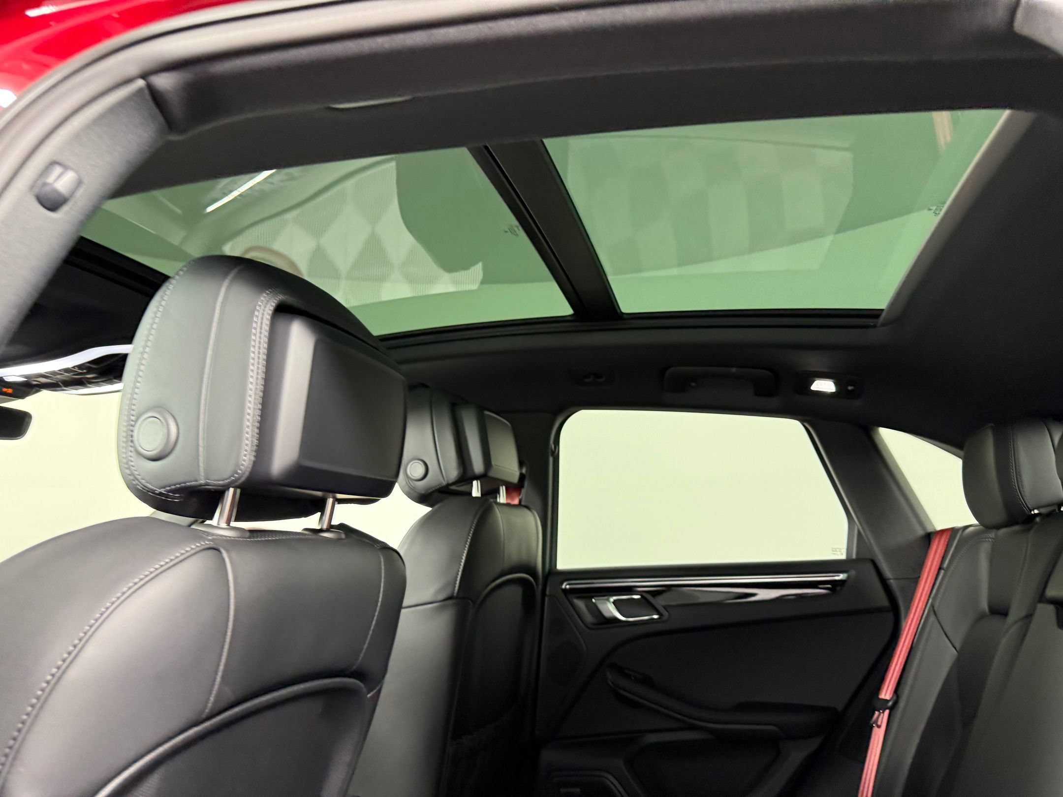 Certified 2026 Porsche Macan AWD/4WD image 23