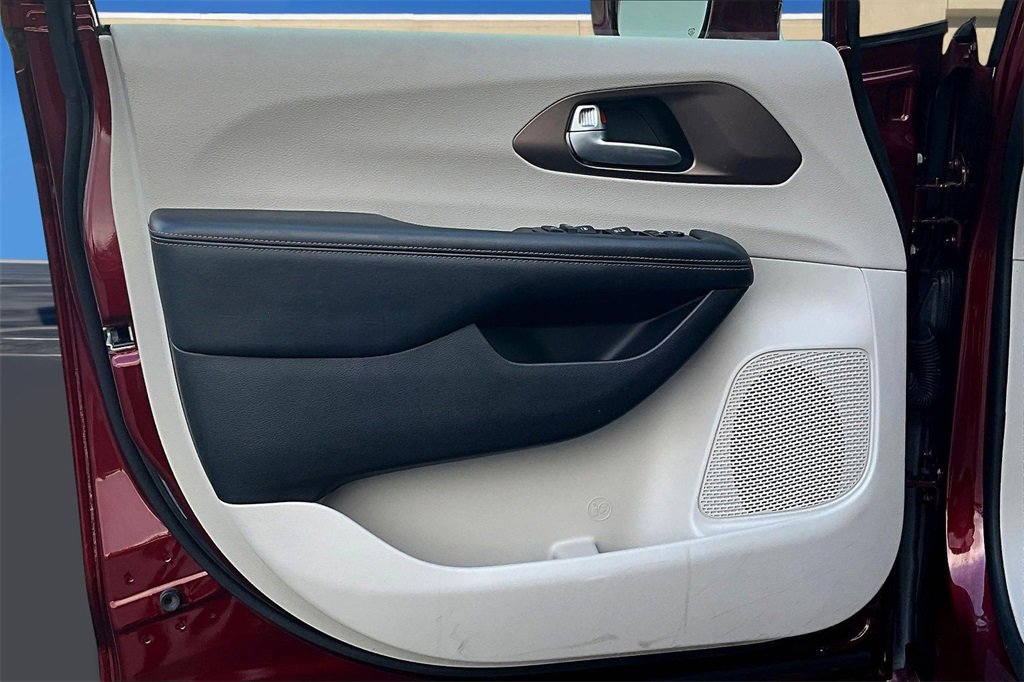 Used 2018 Chrysler Pacifica Touring-L image 18