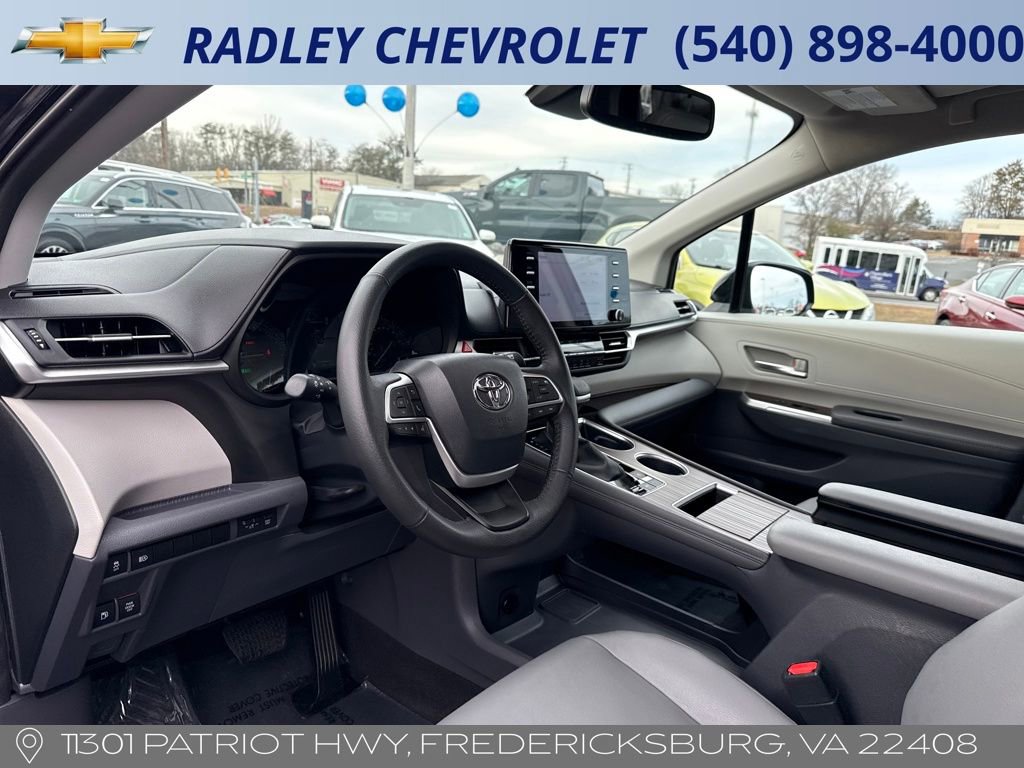 Used 2023 Toyota Sienna XLE image 3
