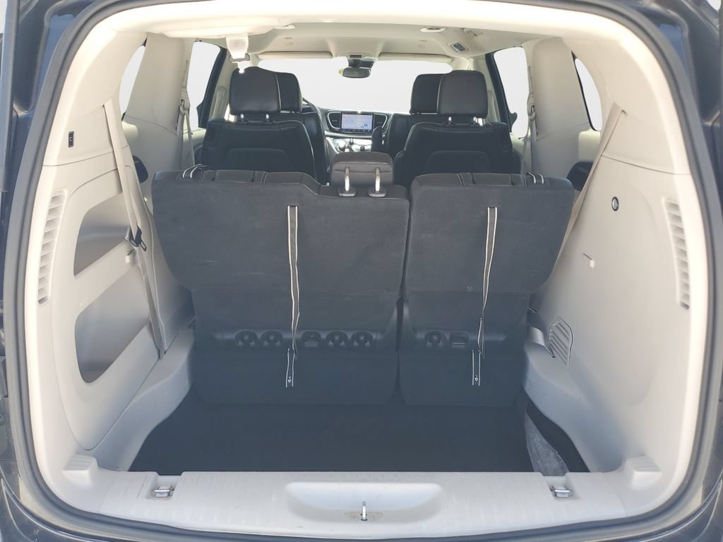 Used 2023 Chrysler Pacifica Touring-L FWD image 9