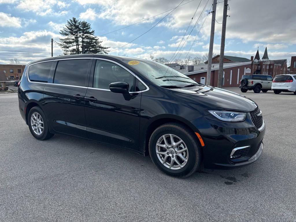 Used 2024 Chrysler Pacifica Touring-L image 9