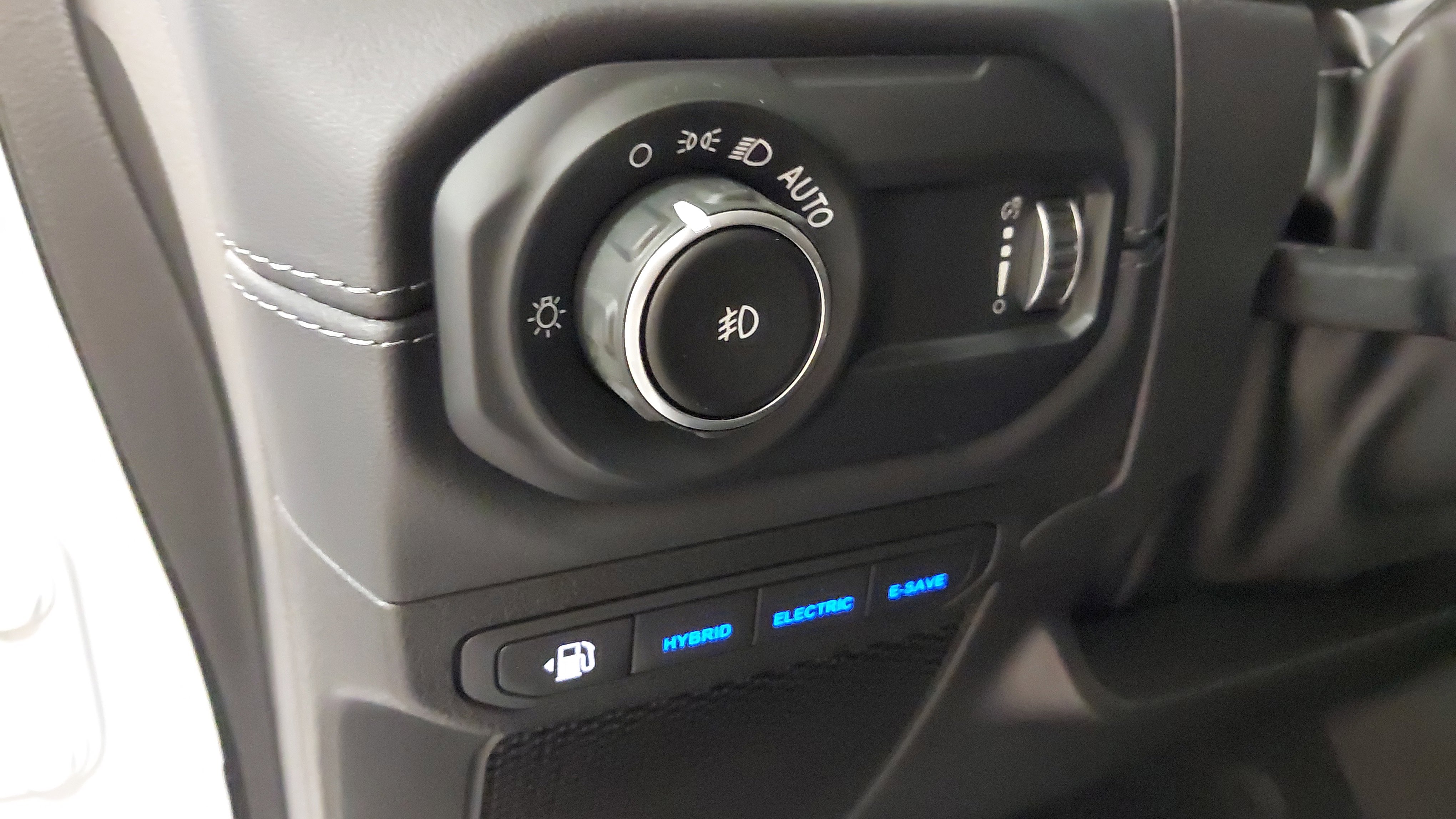 Used 2024 Jeep Wrangler Sahara w/ Technology Group image 23