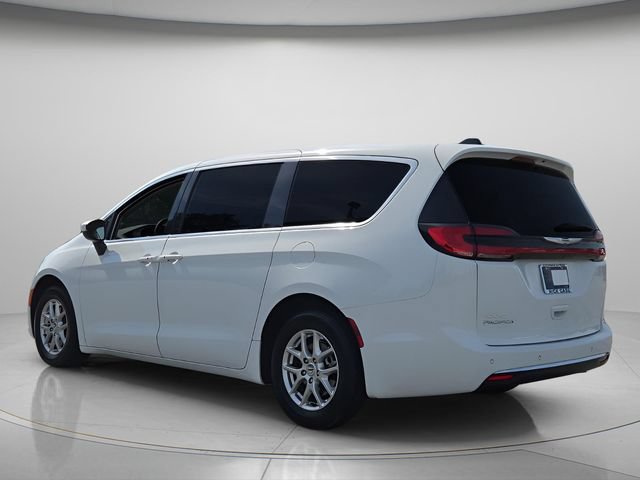 Used 2023 Chrysler Pacifica Touring-L FWD image 6