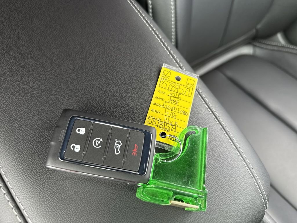 New 2025 Jeep Grand Cherokee Limited w/ Trailer Tow Package image 32