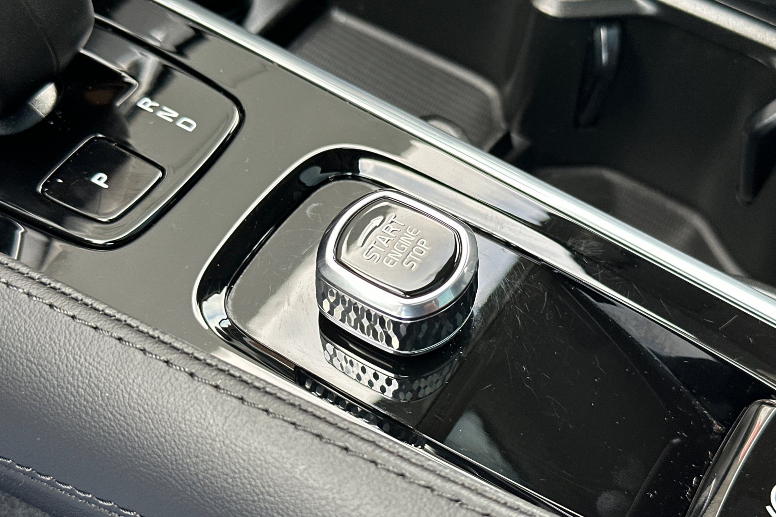 Certified 2025 Volvo XC90 B6 Plus AWD/4WD image 27