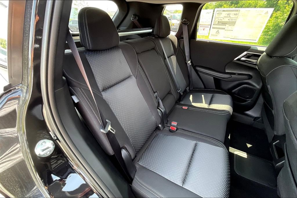 New 2025 Mitsubishi Outlander ES image 9