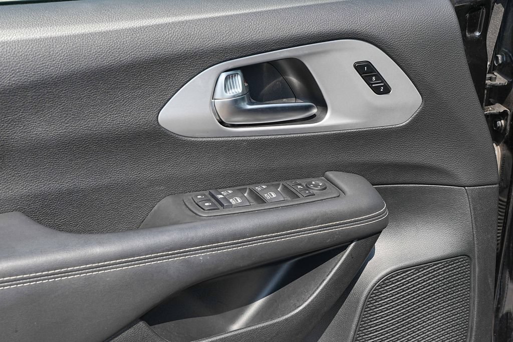 Used 2025 Chrysler Pacifica Limited FWD image 26