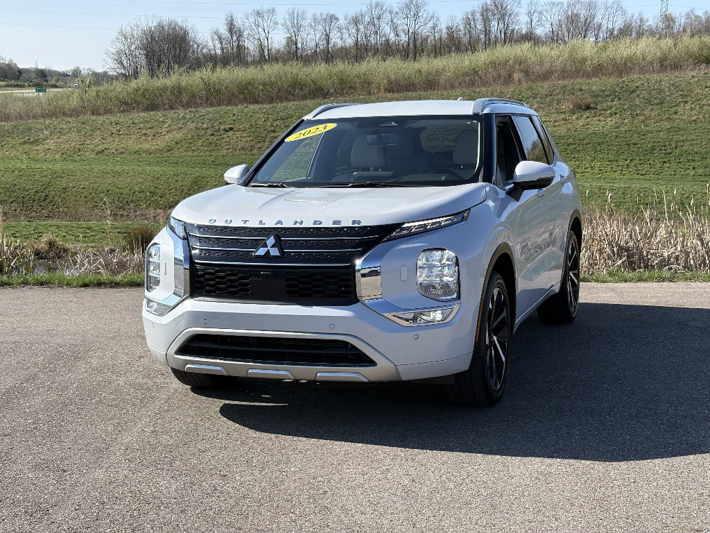 Used 2023 Mitsubishi Outlander SEL image 1
