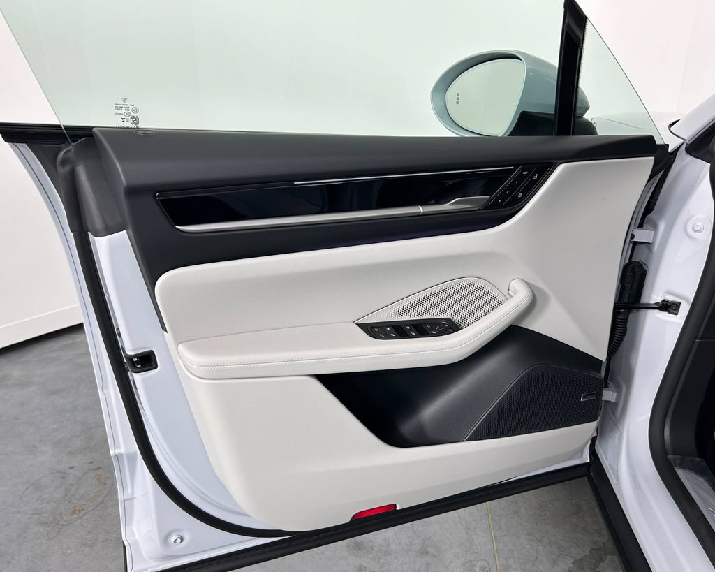 New 2026 Porsche Macan 4 Electric AWD/4WD image 14