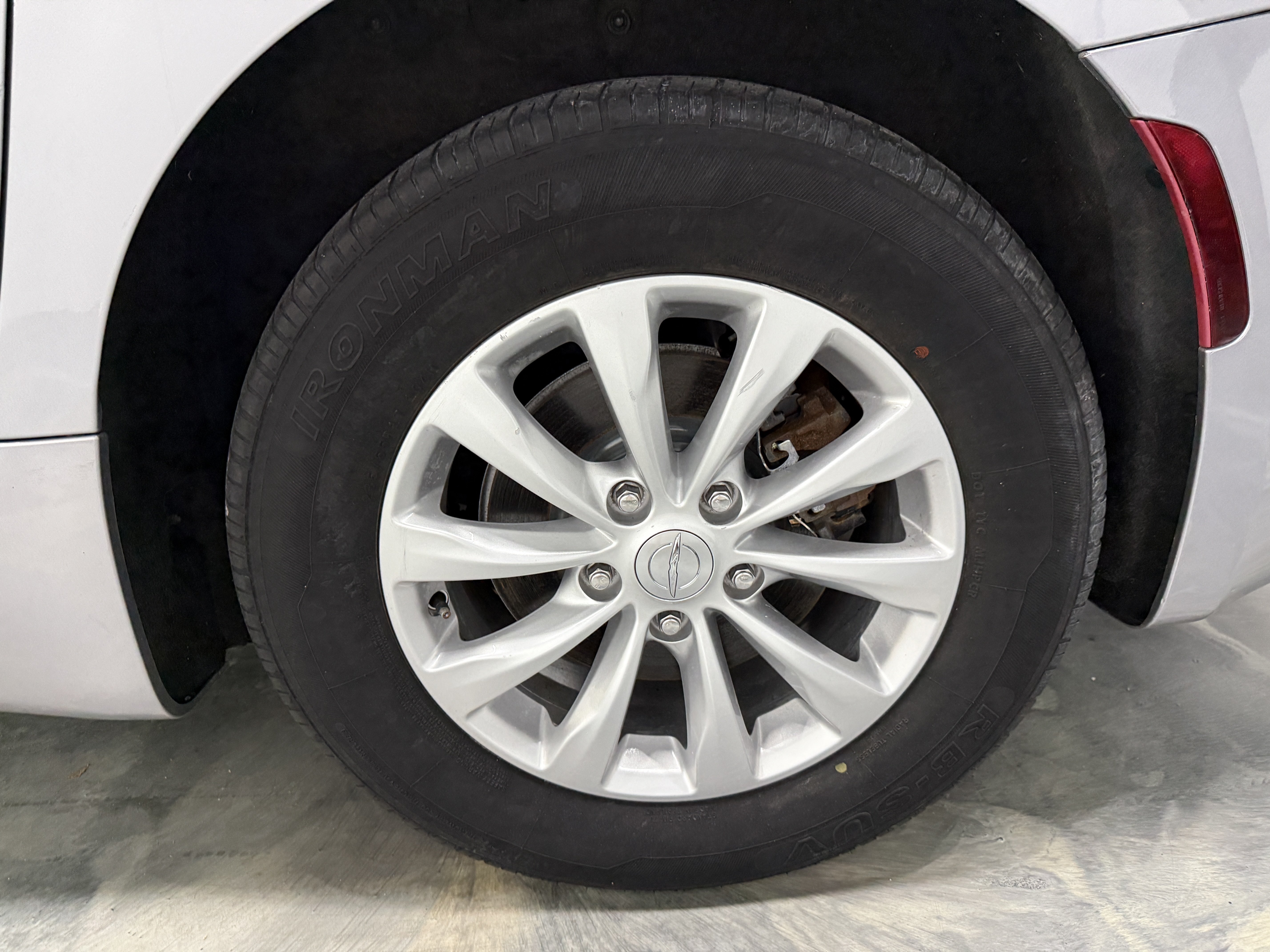 Used 2018 Chrysler Pacifica Touring-L w/ Advanced Safetytec Group FWD image 24