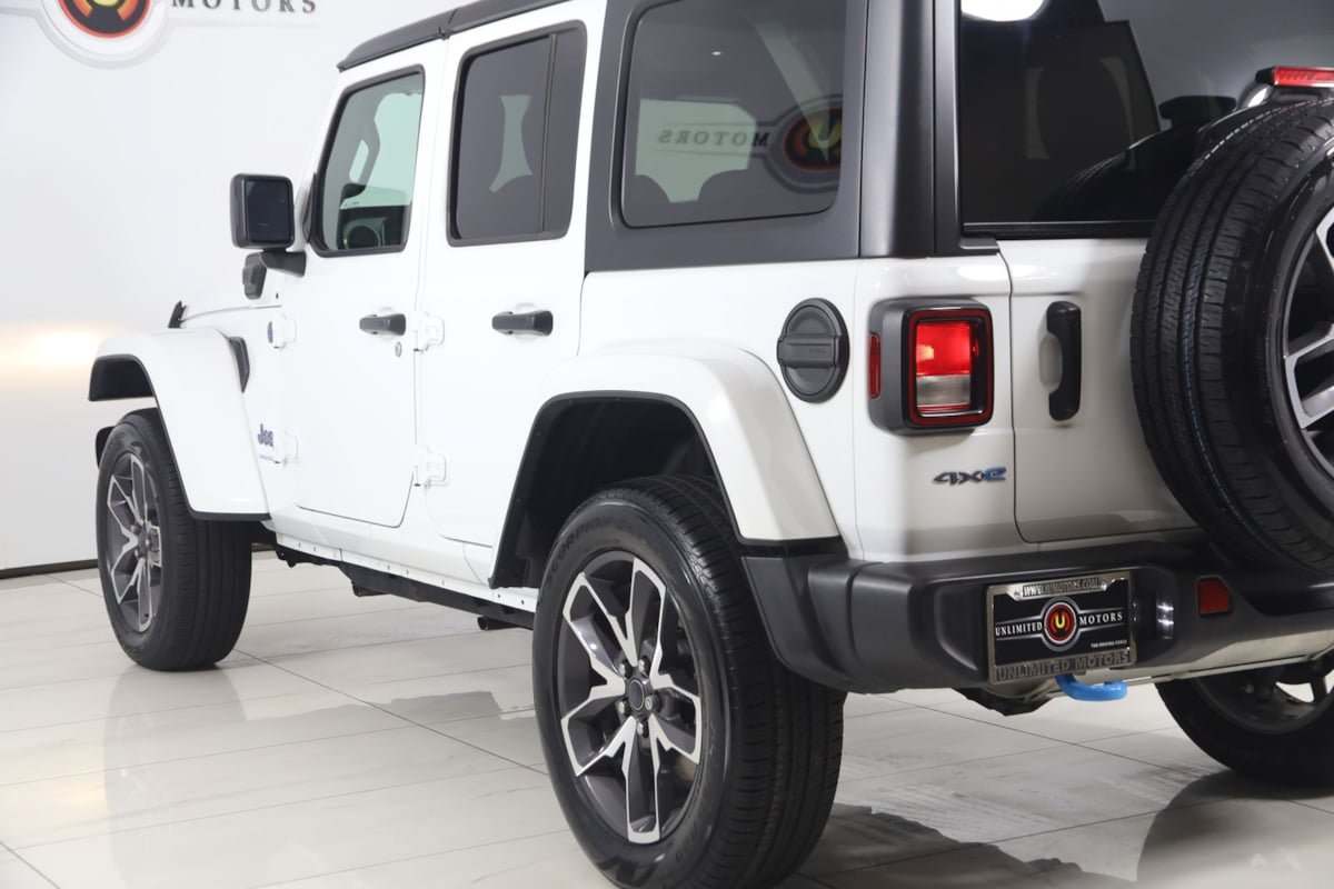 Used 2024 Jeep Wrangler Unlimited w/ Convenience Group AWD/4WD image 22