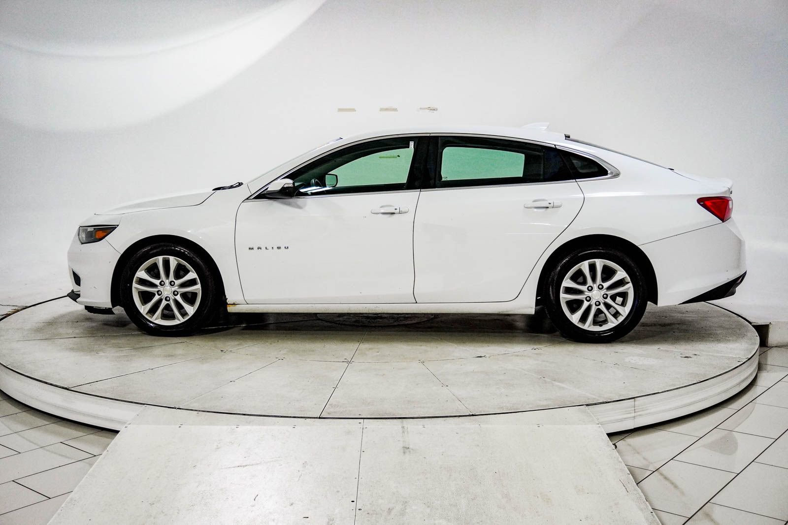 Used 2016 Chevrolet Malibu LT FWD image 4