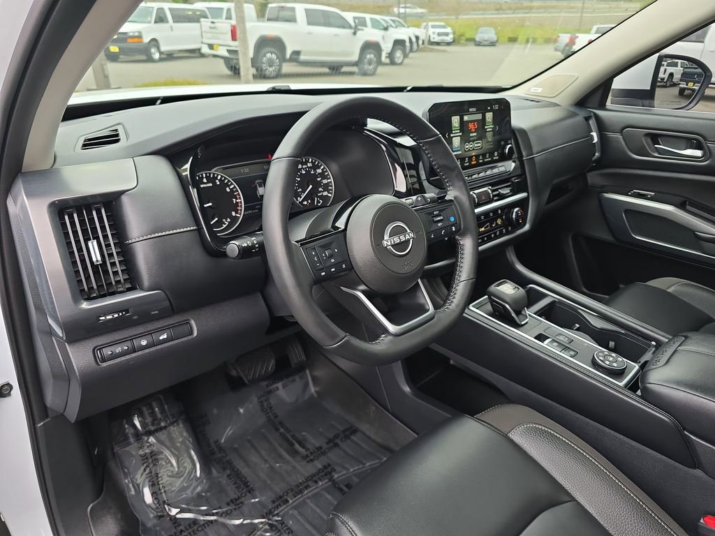 Used 2025 Nissan Pathfinder SL w/ SL Premium Package image 11