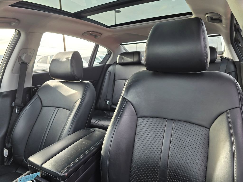 Used 2017 Kia K900 Luxury image 24