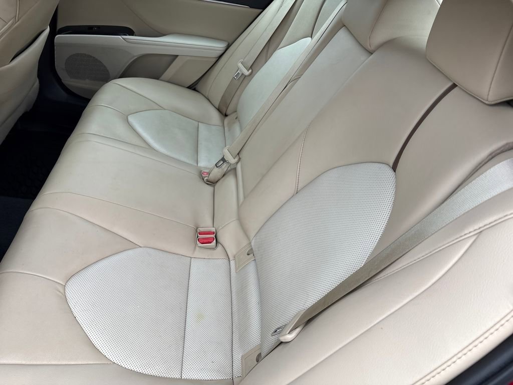 Used 2020 Toyota Camry XLE w/ Sunroof Package image 9