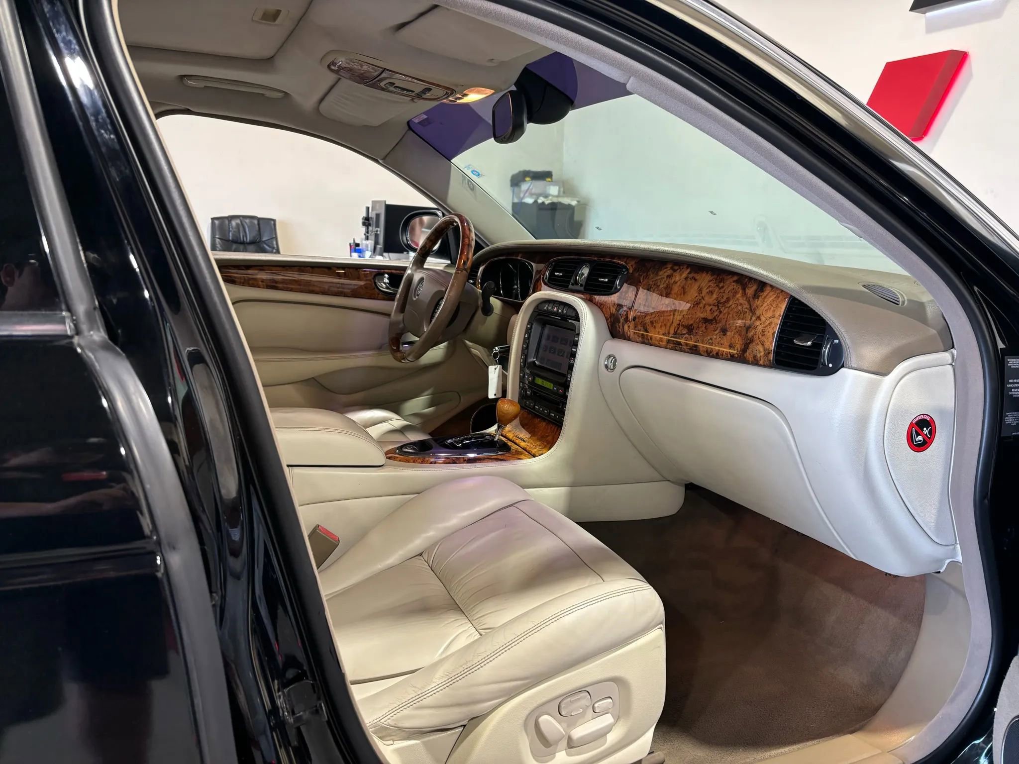 Used 2004 Jaguar XJ8 image 16