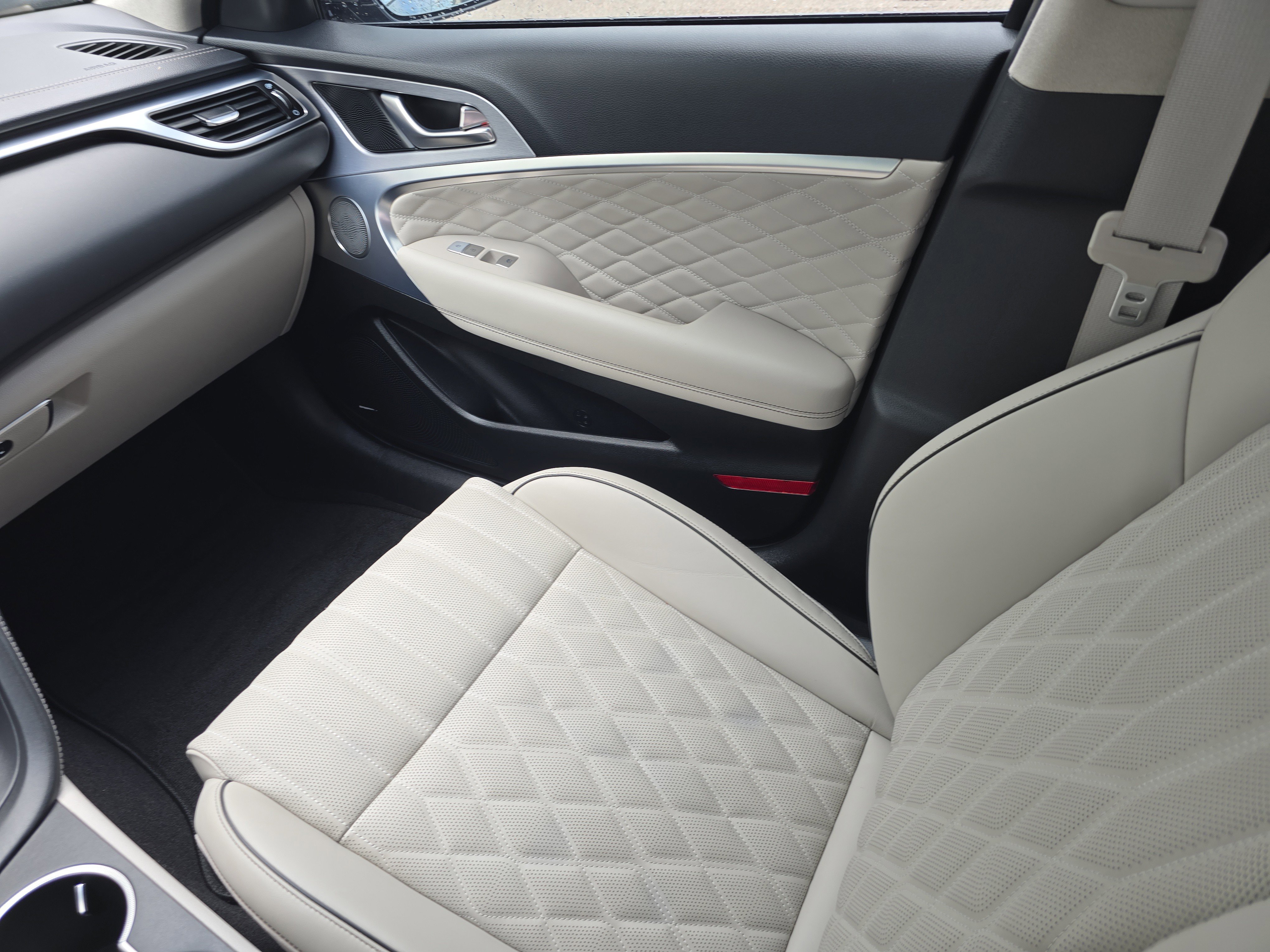 Used 2021 Genesis G70 2.0T w/ Prestige Package image 15