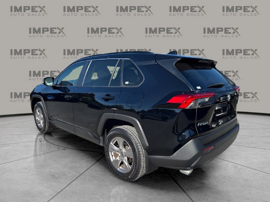 Used 2022 Toyota RAV4 XLE w/ Convenience Package FWD image 3